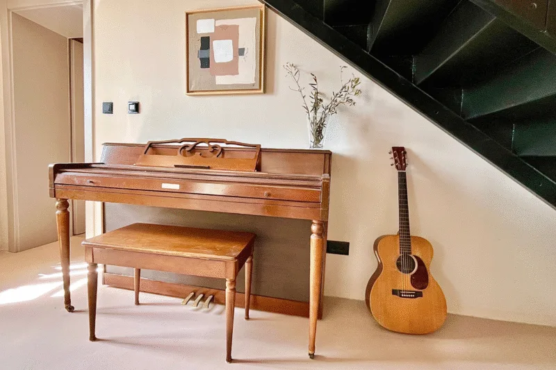 piano and guitar under the stairwell in Villa Motovun