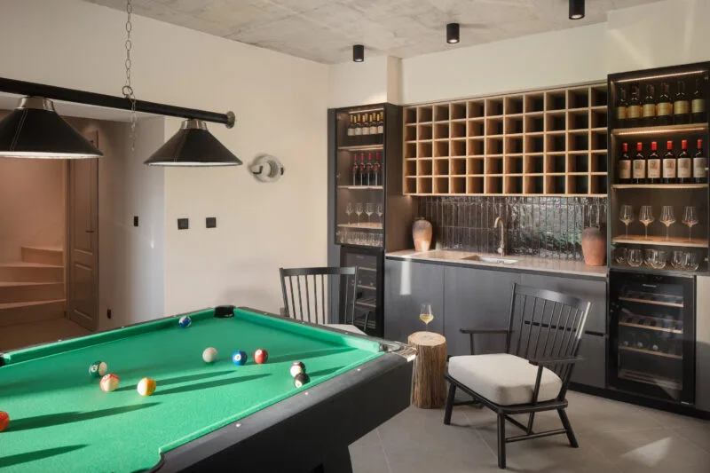 game room in Villa Motovun with pool table wine bar and a small kitchen